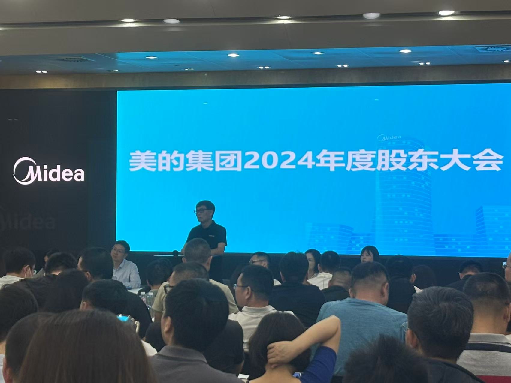 企業(yè)管理著應當如何應對市場形勢，并及時調整公司未來方向